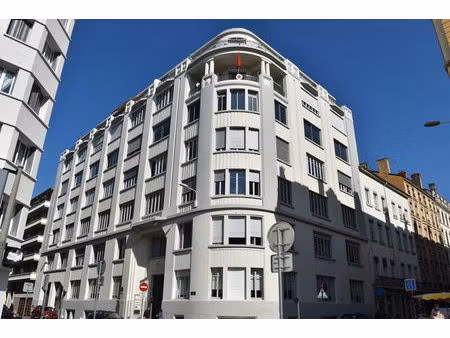 coeur 6ème  bel immeuble  bureaux lumineux à la location