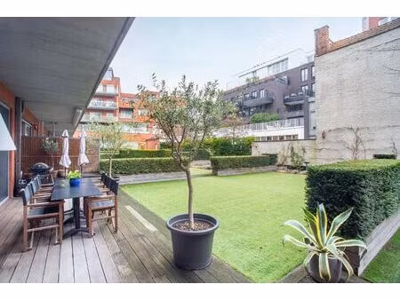 gemeubeld gelijkvloers met grote buitenruimte op toplocatie