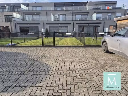 autostaanplaats in het centrum van sint-katelijne-waver