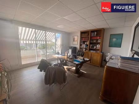 97m² de bureaux aménagés à vendre avec place de parking en sous sol  centre ville d'arles