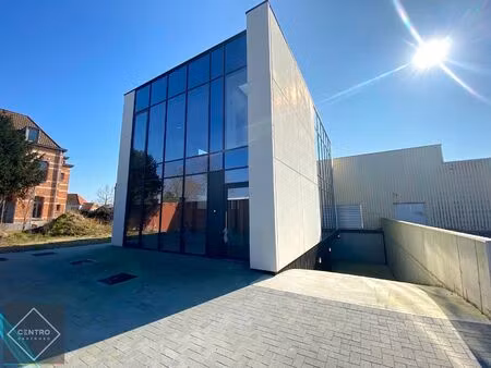 instapklare en bemeubelde kantoorruimte (150m² op 1°v.) met berging en 2 autostaanplaatsen