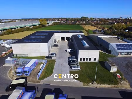 zeer degelijk magazijn/werkplaats (266m2) met hoge elektrische sectionaalpoort  toilet en 