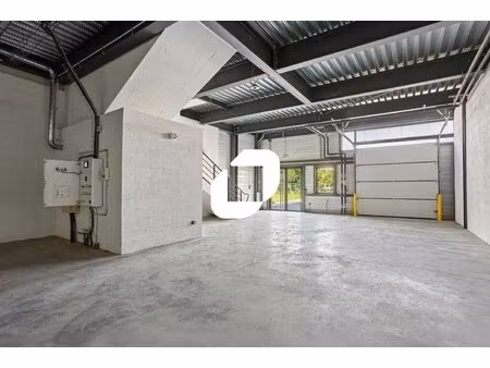 a louer  activité moderne pied a86/a6