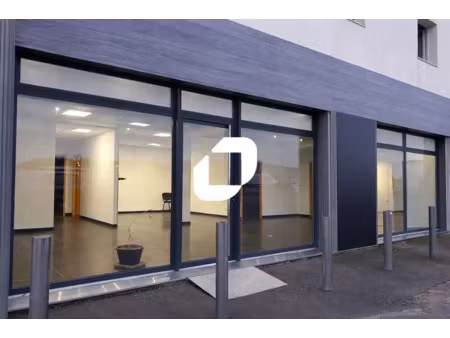 local commercial avec vitrine et parking
