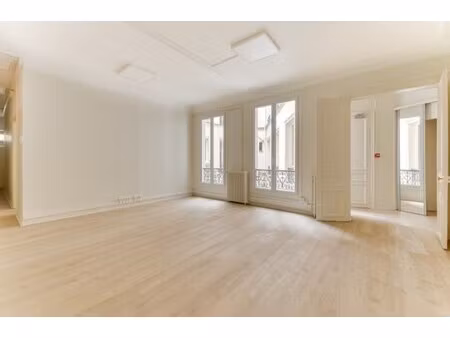 location local professionnel 80m²