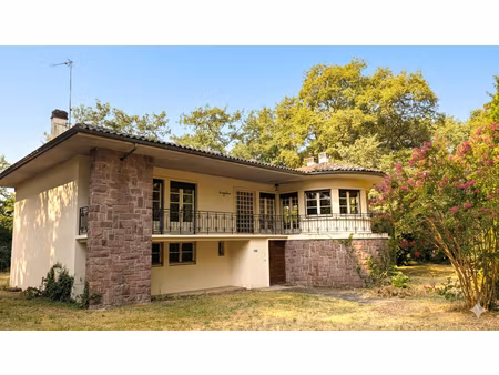 très belle villa cossue 9 pièces sur parc 1646 m² à mont de marsan