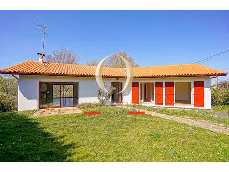 bassussarry - maison de plain-pied avec garage dans quartier calme.