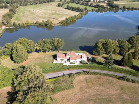 spacieuse villa avec etang privé de 34 hectares  deux gîtes  piscine intérieure