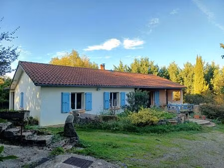 maison de plain-pied sur un beau terrain arboré