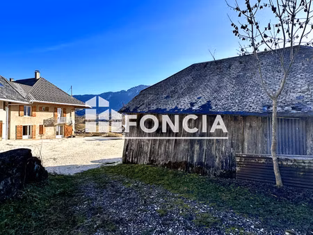 corps de ferme mitoyen de 180 m2 à fort potentiel  avec grange et dépendances à rénover au