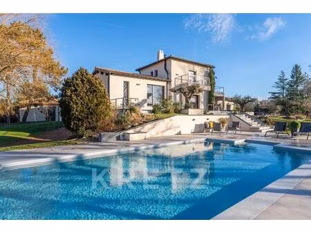 propriété contemporaine de 339 m² sur terrain paysager de 4 500