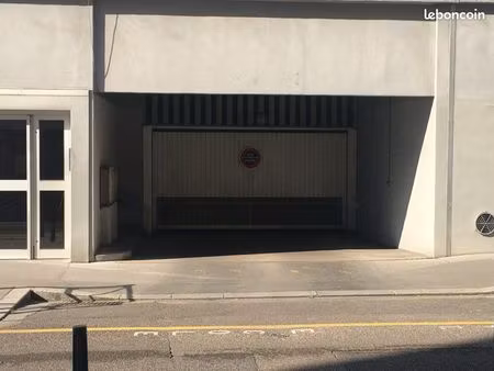 à louer – garage avec mezzanine – lyon 6ᵉ – idéal stockage + véhicule citadin