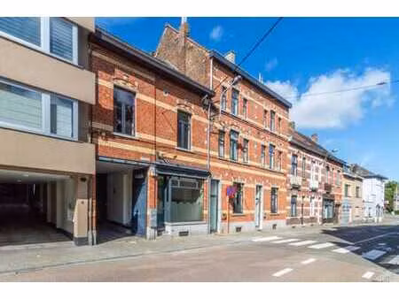 immeuble de rapport avec 3 unités (magasin + 2 appartements)