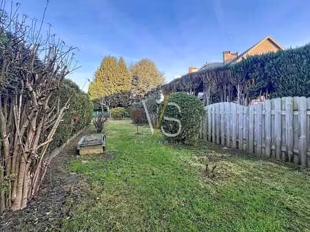 bel immeuble de rapport à deux unités avec grand jardin!