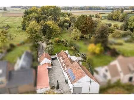 ferme rénovée avec dépendances et 8 écuries