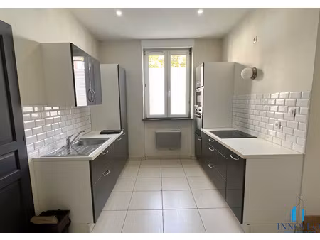 f3 dans petit immeuble calme