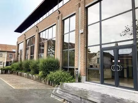 bureau prêt à l'emploi de 1862 m² le long du r0