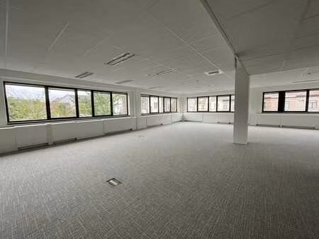 bureau prêt à l'emploi de 343 m² le long de l'autoroute r...