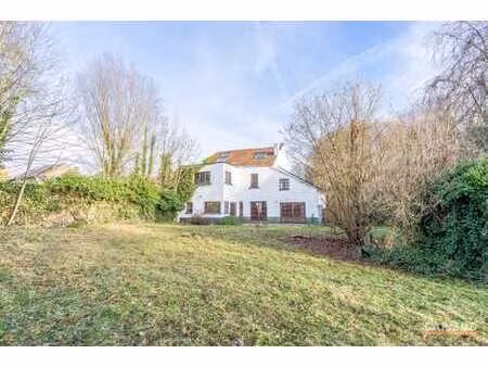 grande villa de 230m2  4ch (poss. 5) sur +-11 50a