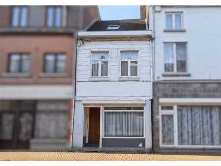 sous option jolie petite maison à potentiel dans le centre d