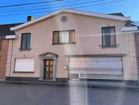 maison d'habitation à rénover avec 3 garages et jardin