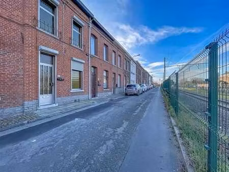 bonne maison avec garage et jardin