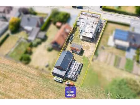 nouvelle construction à parachever avec atelier  érigée sur