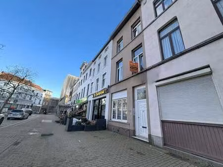 belle maison unifamiliale + cour