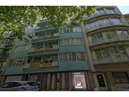 une maison d’habitation avec dépendances