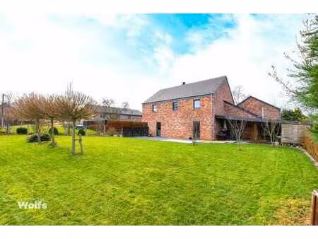 spacieuse villa de 2017 avec double garage et jardin !