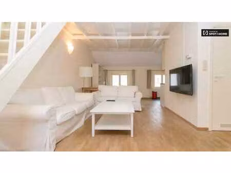 agréable appartement meublé à 50 métres du place flagey