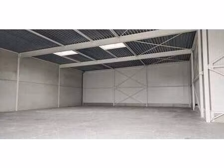 bâtiment pme à un emplacement de choix