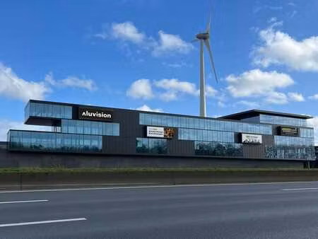 high-end kantoorruimtes te huur met visibiliteit langs de...