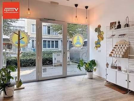 excellent emplacement pour ce local commercial avec une faç