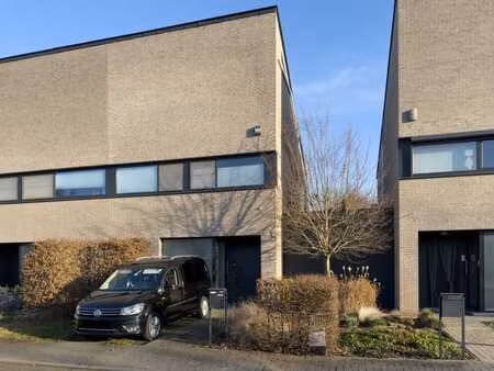 instapklare e-zuinige woning met 4 slpk op uniek woonerf