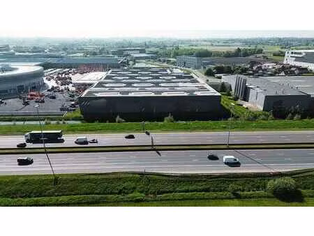 bâtiment industriel de 13 541 m² à louer dans un emplace...