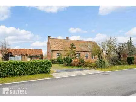 karaktervolle hoeve met schuur in het landelijke sinaai.