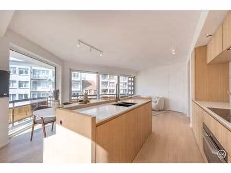 appartement d'angle élégamment rénové  idéalement situé au