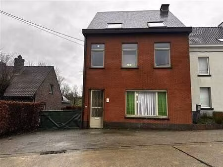 maison à rafraîchir avec grand jardin  idéalement située !