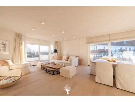 bel appartement d'angle avec grandes terrasses ensoleillées.