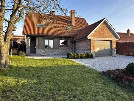 villa spacieuse avec magnifique jardin paysagé!