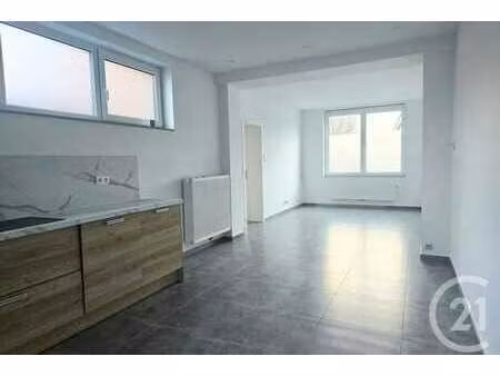 apt 2 chambres avec cours à louer