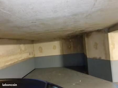 grand parking sécurisé à louer