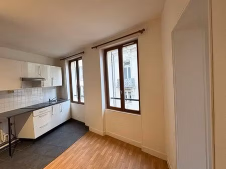 f2 lumineux en centre-ville