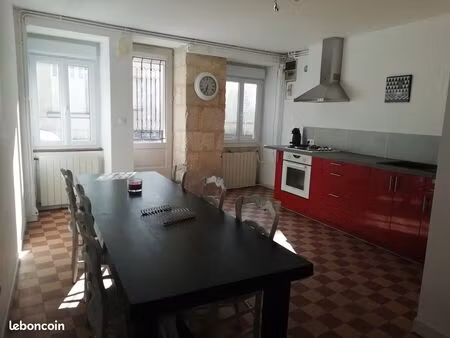 libre à compter du 01.03.2026 en centre ville de bourgueil  spacieuse et confortable maiso