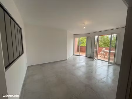 à louer grand t2 57m2 entièrement rénové avec loggia et terrasse