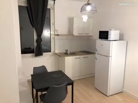 très beau studio entièrement refait à neuf proche centre   université et gare