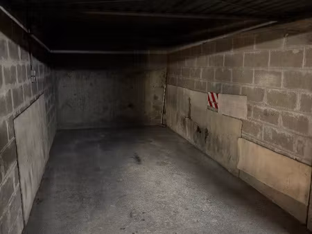 emplacement de parking en sous-sol d'une résidence bien entr
