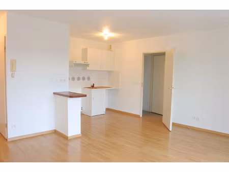 t2 lumineux avec balcon et parking