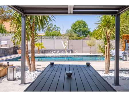 belle maison familiale avec piscine chauffée saint-saturni